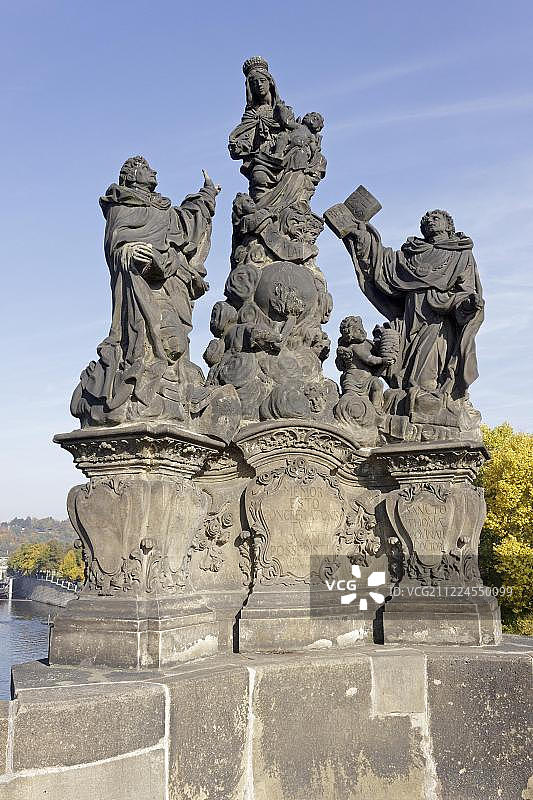 查理大桥上的圣多明我和圣托马斯·阿奎那雕像，布拉格，捷克共和国图片素材