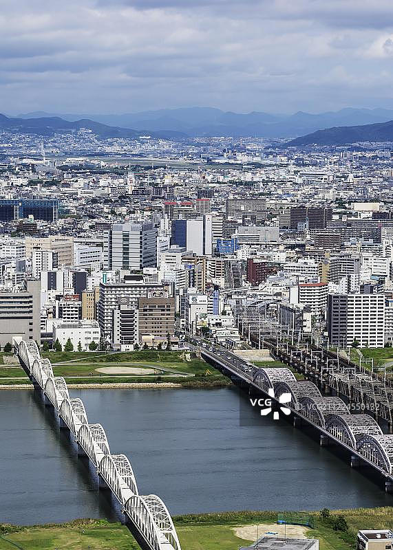 从日本大阪市北区看到的办公楼和住宅楼图片素材
