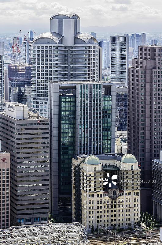 从日本大阪市北区看到的办公楼和住宅楼图片素材