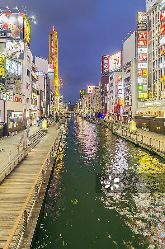 日本大阪道顿堀运河，道顿堀区的点亮广告牌图片素材