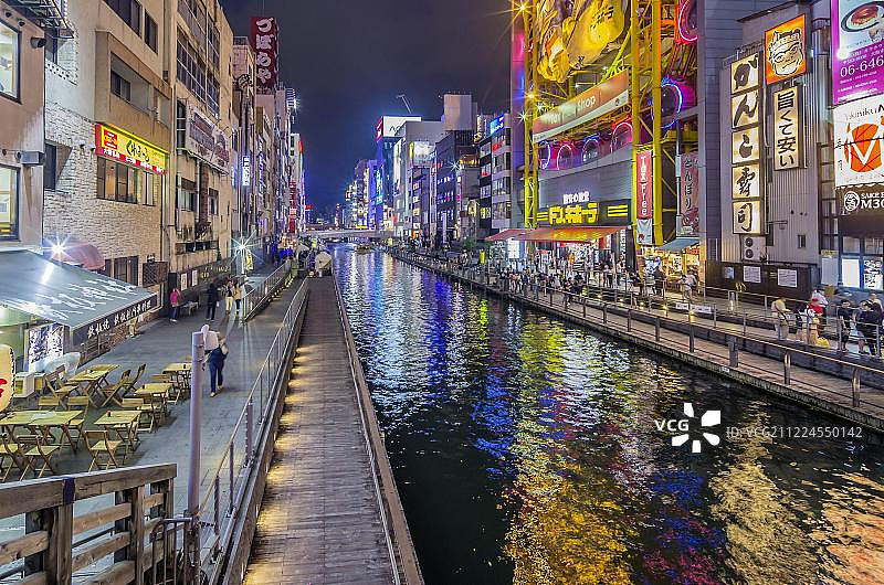 日本大阪道顿堀运河，道顿堀区的点亮广告牌图片素材