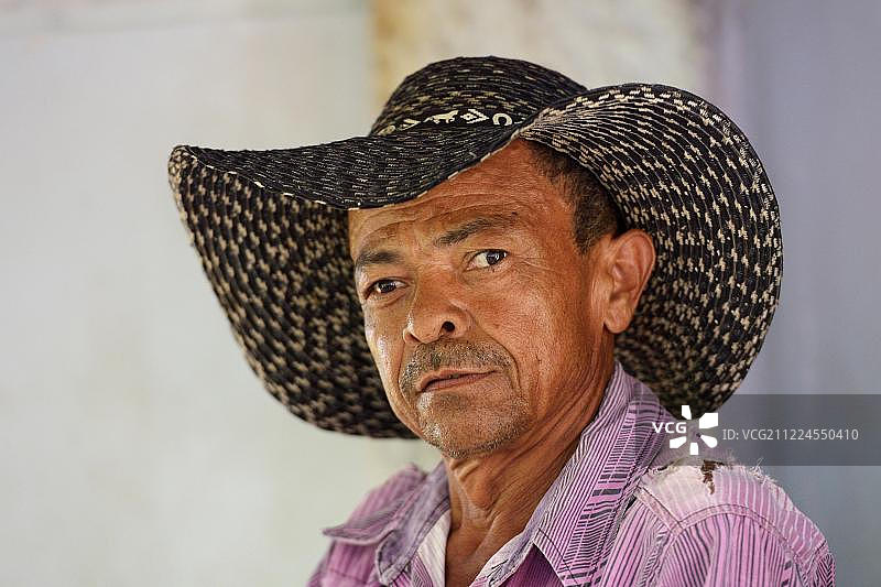 戴传统帽子的男人肖像，哥伦比亚安蒂奥基亚省旧博克龙韦雷拉，南美洲图片素材