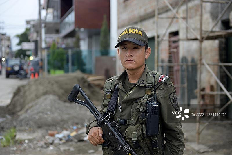 全副武装的年轻警官在哥伦比亚乔科省基布多守卫道路图片素材