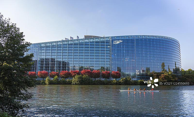 法国斯特拉斯堡欧洲议会与Ill河图片素材