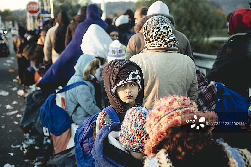 辛巴赫与布劳瑙之间的桥梁，难民等待进入德国、奥地利、欧洲图片素材