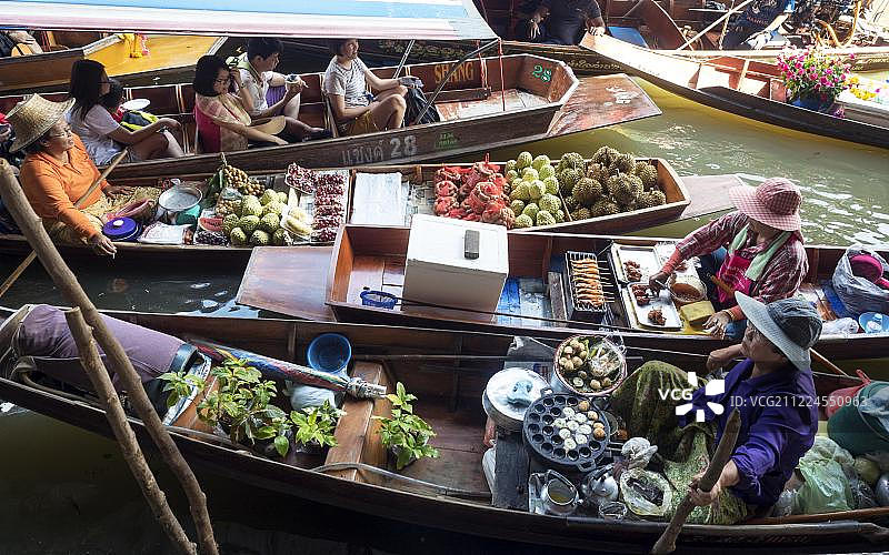 泰国拉差汶里府丹嫩沙多水上市场，运河上的船只和商贩图片素材