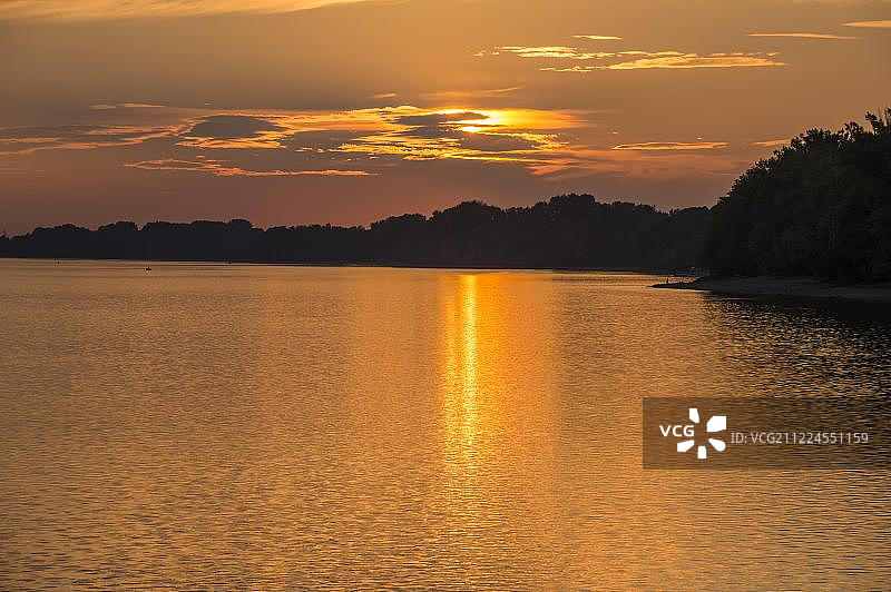 匈牙利布达佩斯和维舍格拉德之间的多瑙河日落美景图片素材