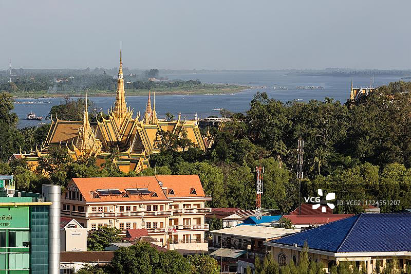 柬埔寨金边，王宫、洞里萨河和湄公河城市景观图片素材