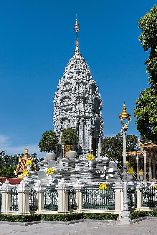 柬埔寨金边王宫区银塔旁的坎塔·博帕公主佛塔图片素材