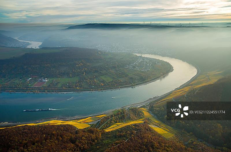 德国莱茵兰-普法尔茨菲尔森和奥斯特斯派的薄雾中的莱茵河图片素材
