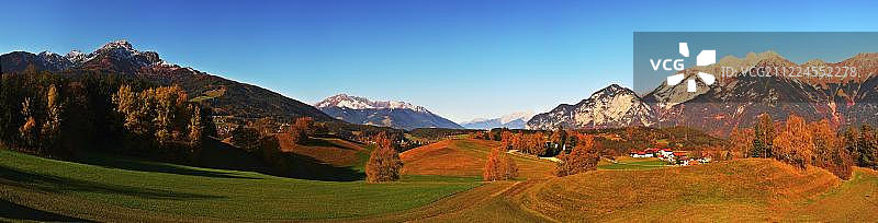 秋季上茵谷，自奥地利蒂罗尔州因斯布鲁克伊格尔斯眺望，欧洲图片素材