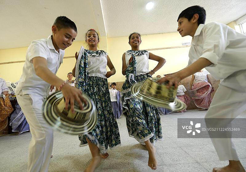 儿童，女孩和男孩，舞蹈团，民间舞蹈，传统舞蹈，圣马丁区，波哥大，哥伦比亚，南美洲图片素材