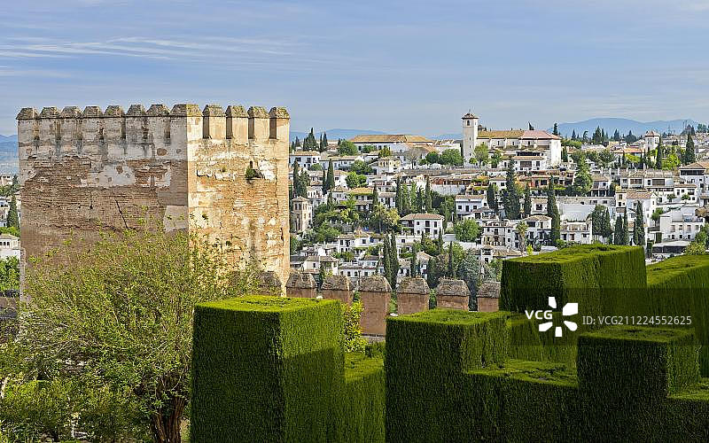 从赫内拉利费花园眺望阿尔拜辛区圣尼古拉斯教堂，联合国教科文组织世界遗产，西班牙格拉纳达图片素材