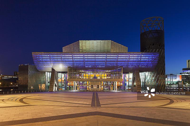 夜晚的劳里剧院，索尔福德码头，曼彻斯特，英格兰，英国，欧洲图片素材