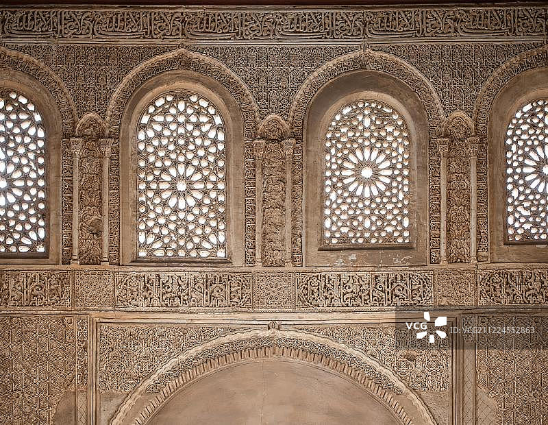 带有装饰石膏的墙壁，位于西班牙格拉纳达阿尔罕布拉宫的轩尼洛里菲夏宫图片素材