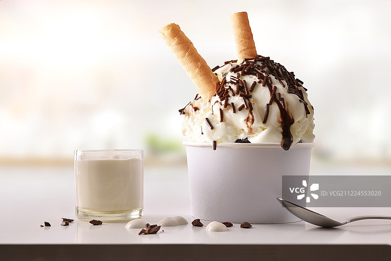 厨房自制巧克力冰淇淋杯图片素材