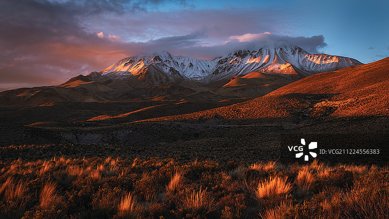 金色塔帕卡火山图片素材