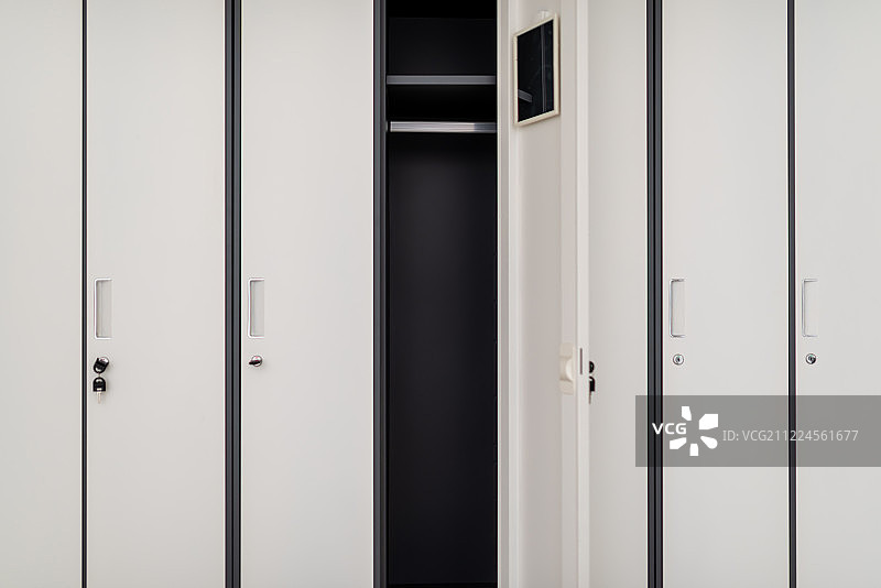 办公大楼内的更衣室更衣柜图片素材