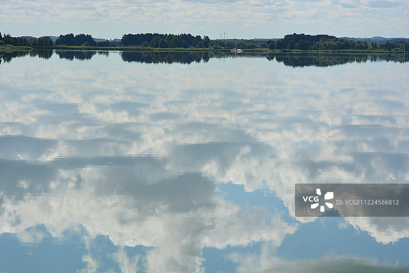 波光粼粼的湖面，倒映着天空云彩图片素材