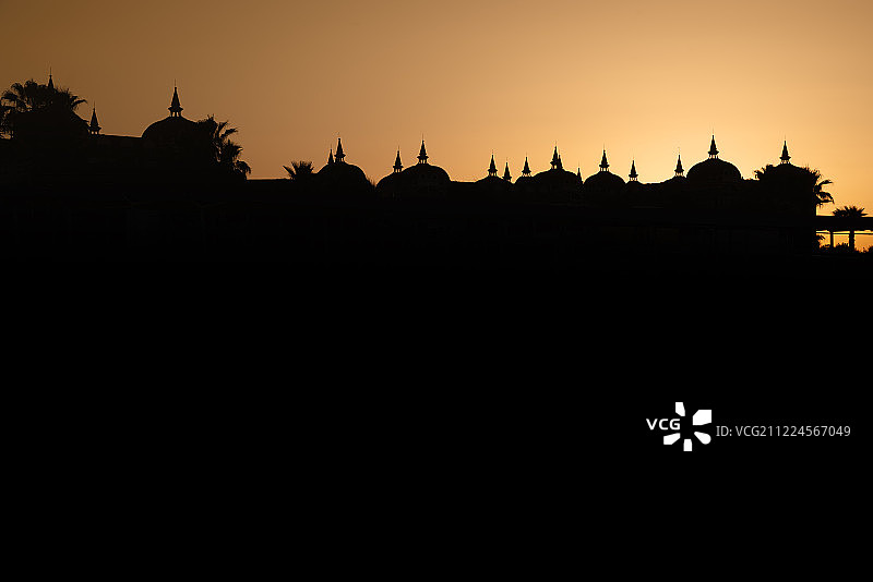 日出时逆光下的尖塔和穹顶图片素材