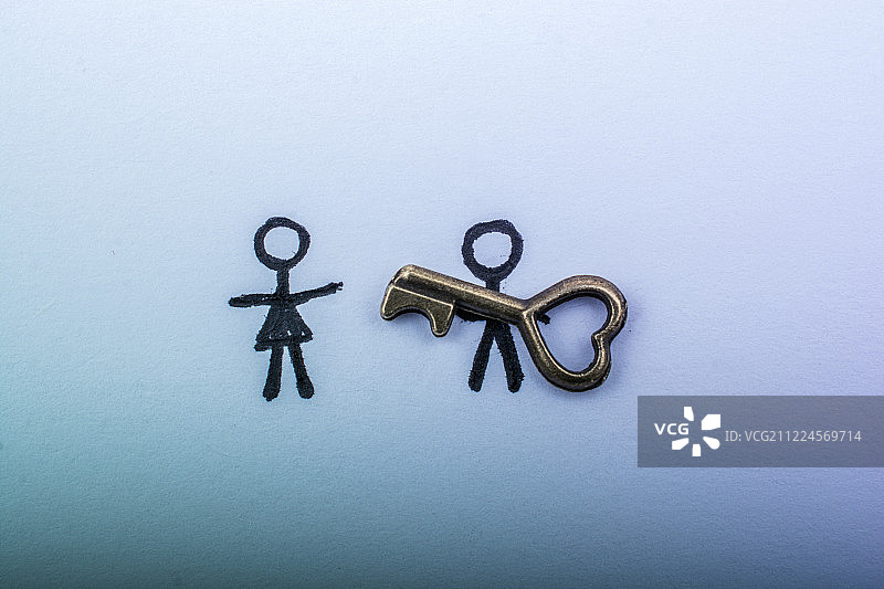 男人和女人与复古钥匙，爱情概念图片素材