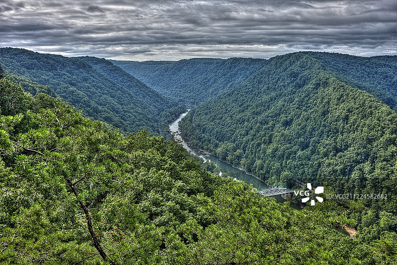 山脉中穿过山谷和森林的河流图片素材