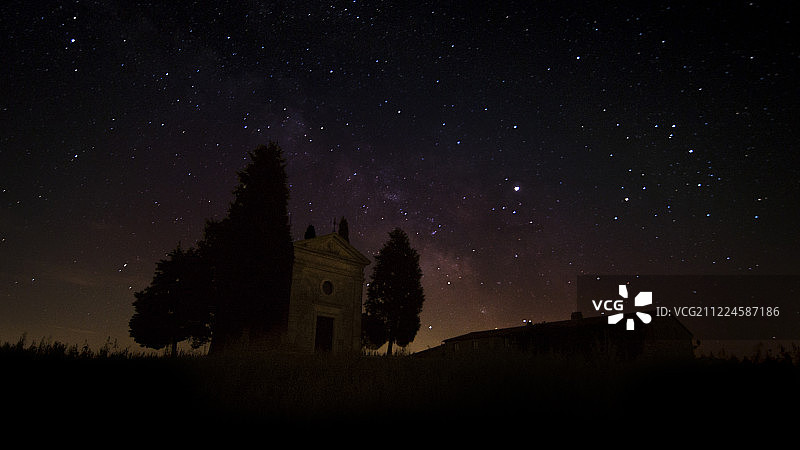 教堂上空的星空图片素材