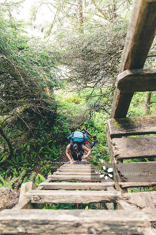 徒步者爬梯子图片素材