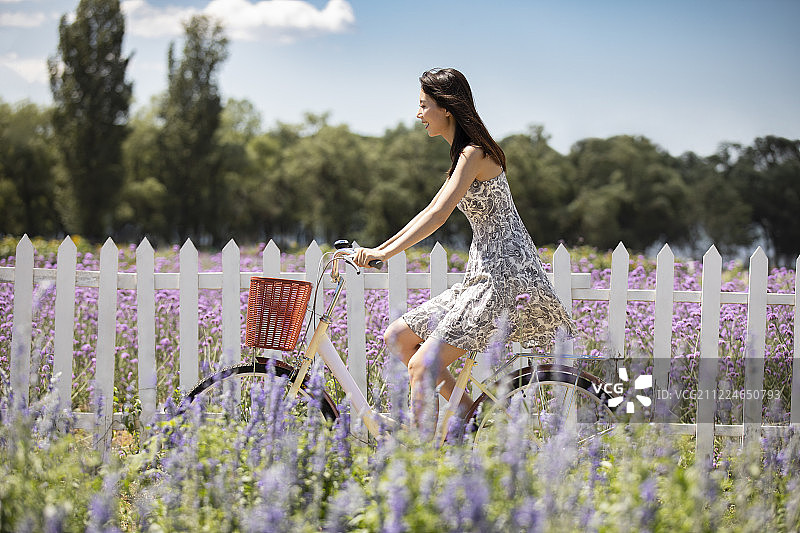 年轻女孩在户外骑自行车图片素材