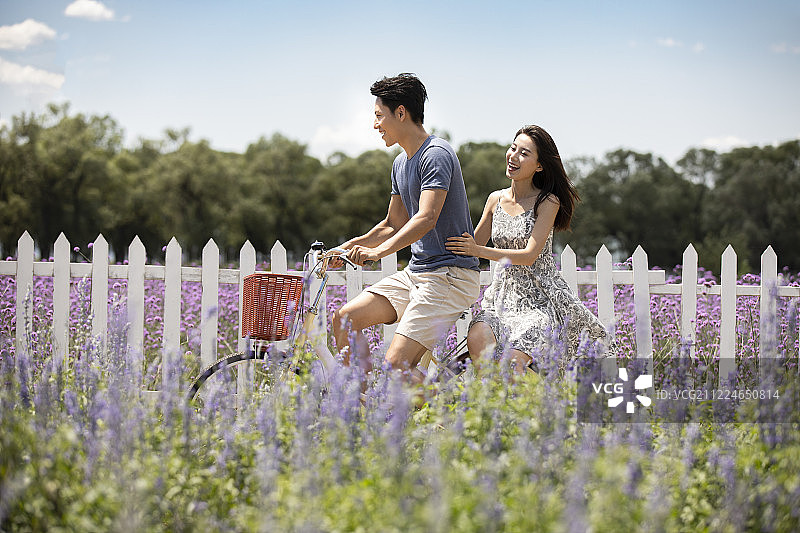 年轻情侣夏日约会图片素材