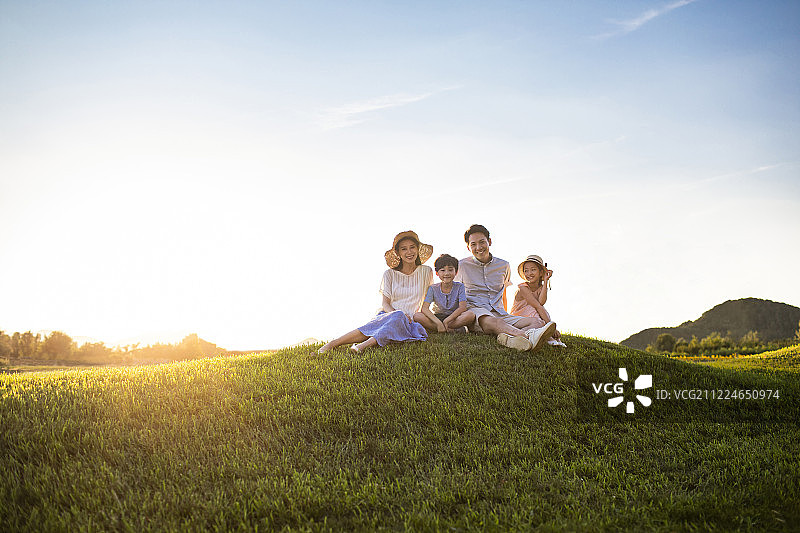 年轻家庭在草地上图片素材