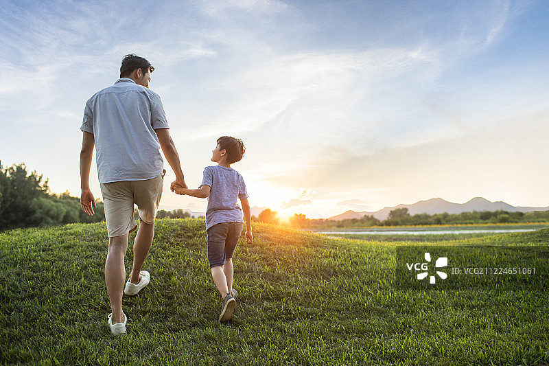 父子俩在草地上图片素材