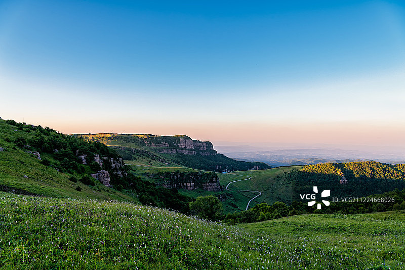 日落时分新疆伊犁高山草甸户外风光图片素材