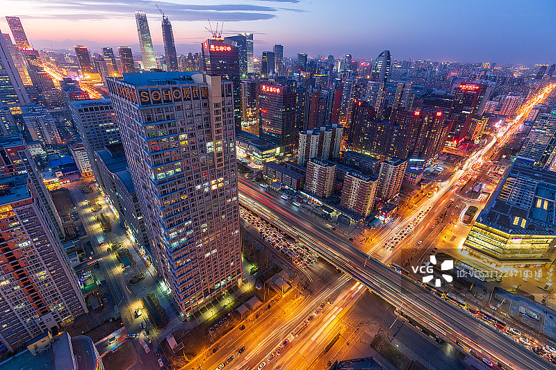 北京大望路夜晚十字路口图片素材