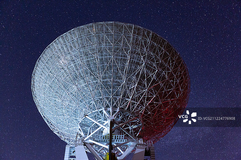 北京天文台夜晚通讯卫星特写图片素材