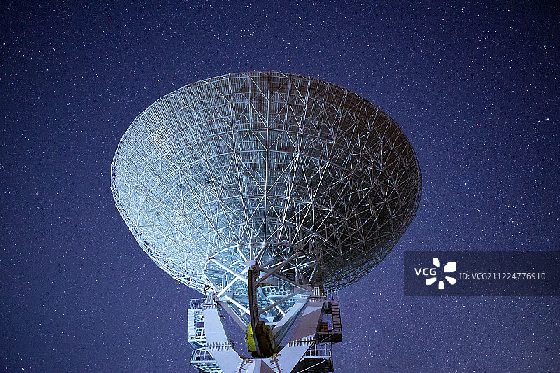 北京天文台夜晚通讯卫星特写图片素材