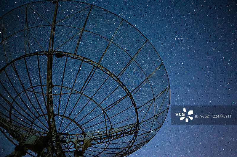 北京天文台夜晚通讯卫星特写图片素材