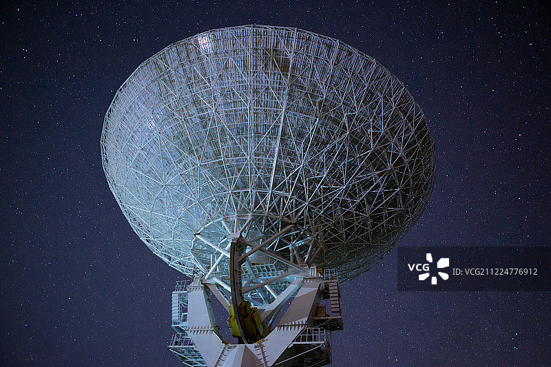北京天文台夜晚通讯卫星特写图片素材