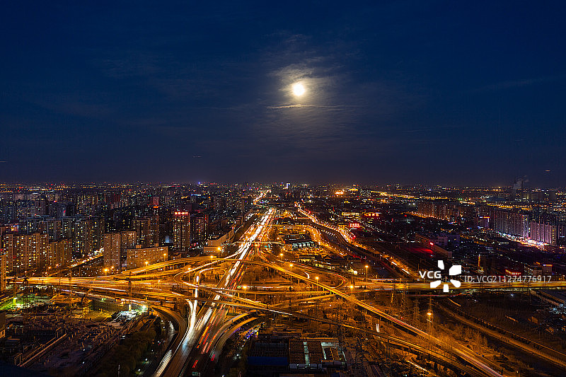 北京四惠桥夜晚月亮高空挂图片素材