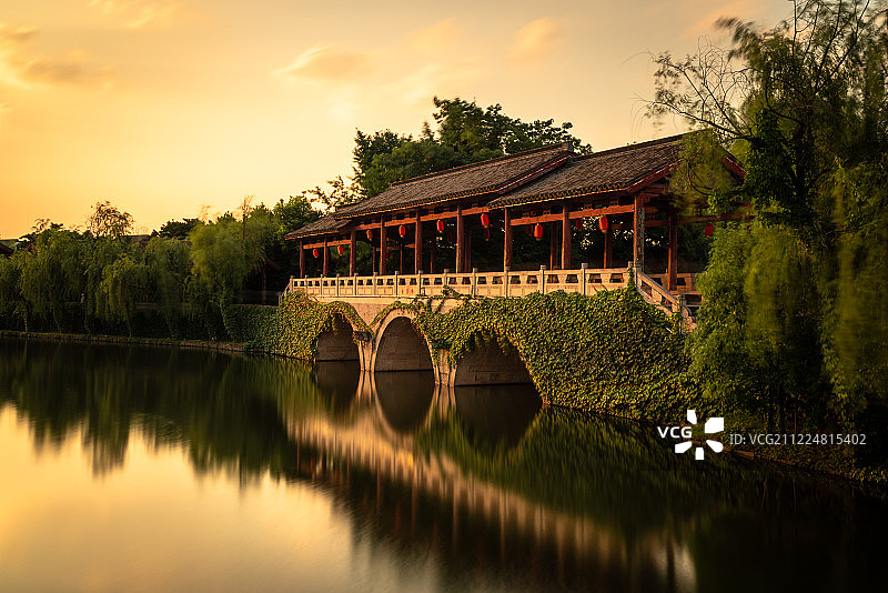 黄昏下的廊桥图片素材