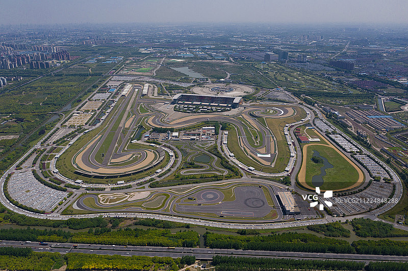 无人机航拍俯瞰上海F1国际赛车场图片素材