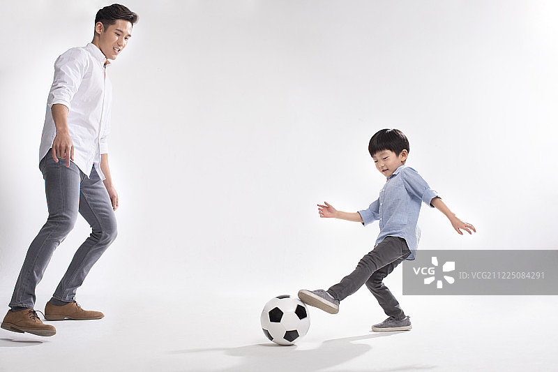 父子俩踢足球图片素材