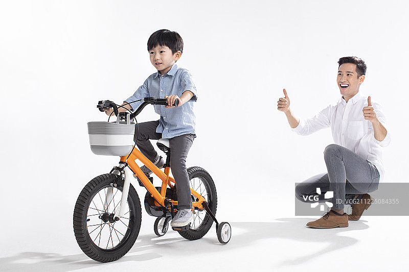父亲教儿子骑自行车图片素材