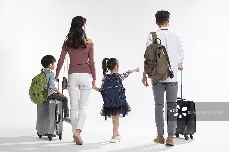 年轻家庭去度假图片素材