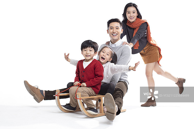 快乐年轻家庭滑雪橇图片素材