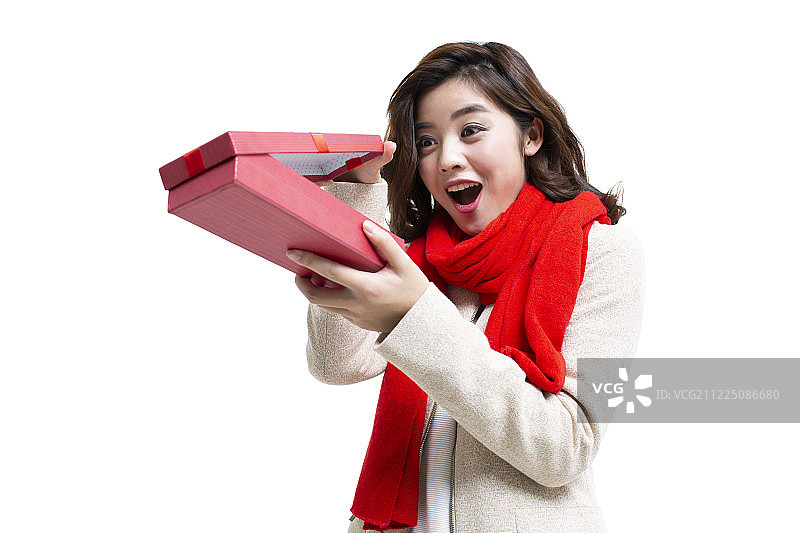 快乐的年轻女士拆开礼物图片素材