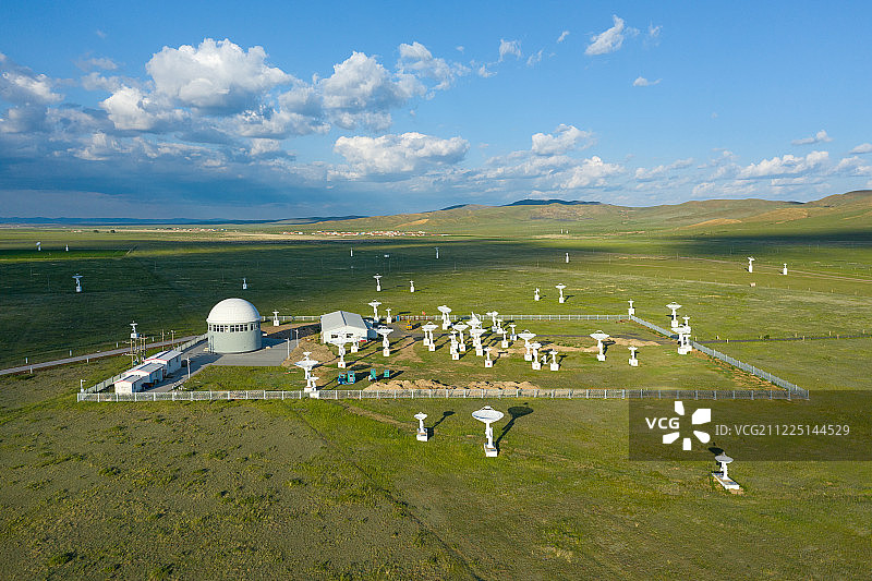 内蒙古草原上的射电望远镜图片素材