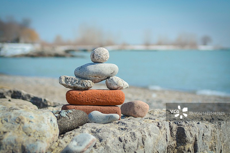 海滩上的叠石图片素材