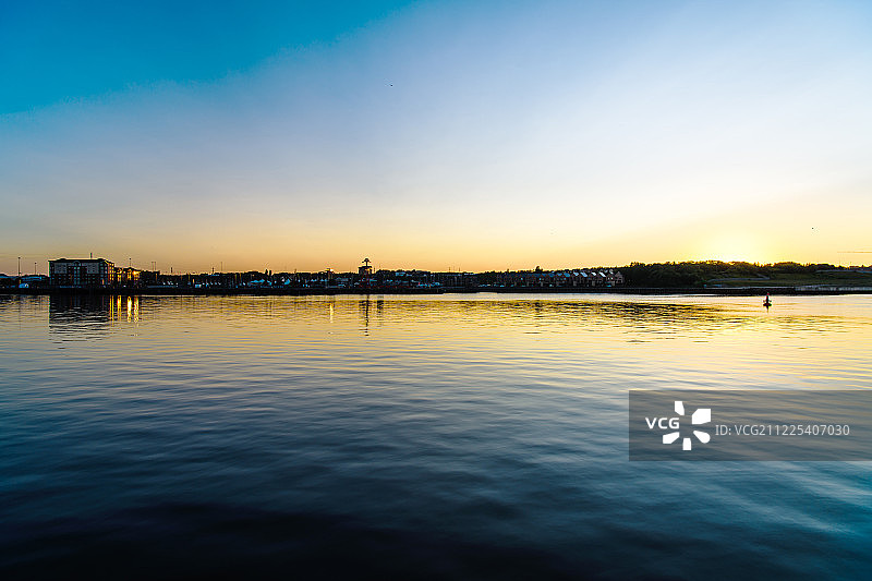 泰恩港的日落图片素材