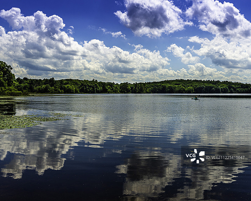 磨坊池塘的倒影图片素材